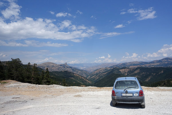 Auf knapp 2.100m mit Blick auf das Gebirge bei Karamustafa in der nordöstlichen Türkei.