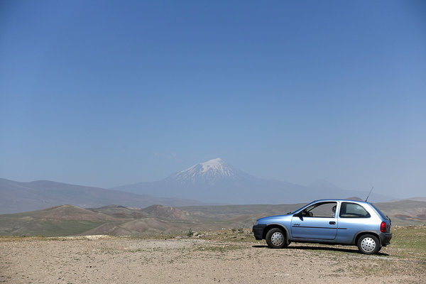 vor dem Berg Ararat, auf dem die Arche Noah gelandet sein soll (Grenze Türkei/Armenien)