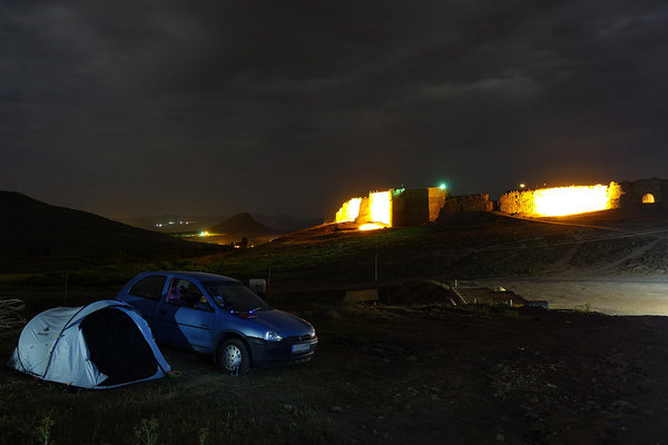 Camping auf 2.200m bei Takht-i Suleiman, einem der größten Feuertempel der Zoroastrier (Anhänger von Zarathustra). Iran.