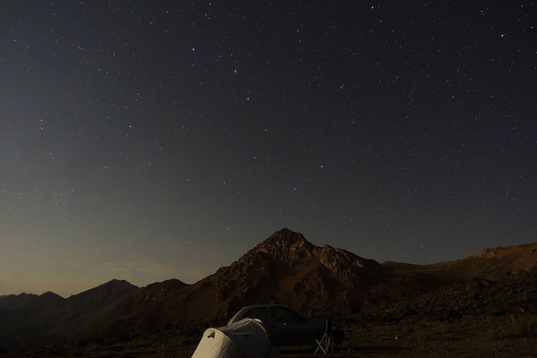 &quot;Großer Wagen&quot; über Kleinwagen, am Mt. Damavand/Iran