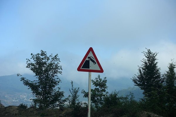 das Schild kommt, NACHDEM man 2.500m in begrenzungslosen Serpentinen nach unten gefahren ist.