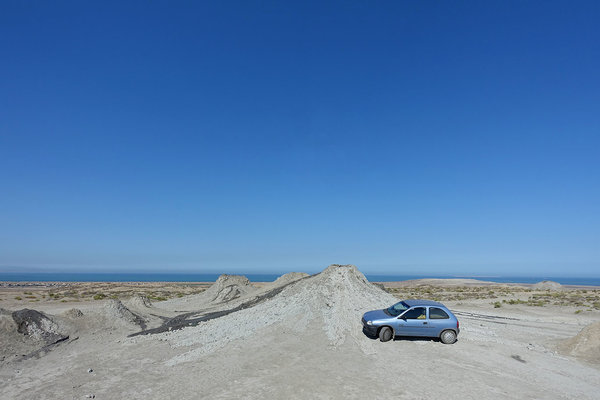 Am Schlammvulkan. Kaspisches Meer im Hintergrund. Ca. 50km vor Baku.