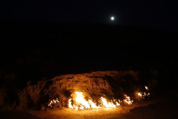 Yanar Dağ bei Nacht, mit Mond.