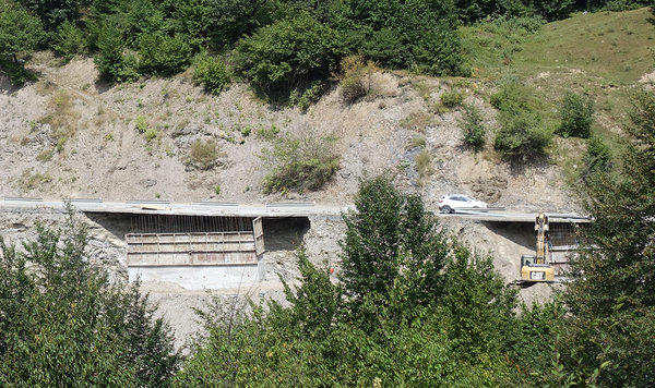 Straßenbauarbeiten. Dort hat es den kompletten Unterbau der Straße weggespült. Ein paar Sekunden später bin ich da auch drüber gefahren. Ich habe mich extra gaaanz leicht gemacht. Hat geholfen ;)