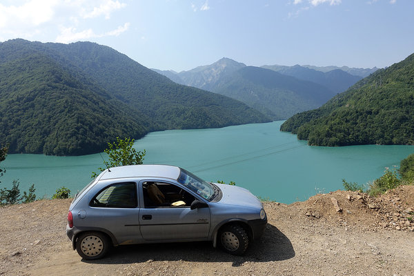 Jvari Enguri Stausee am Rand des Kaukasus, ca. 25km lang. Bin ich komplett am Ostufer gefahren. Mit Brücken, Tunneln, Wasserfällen... Eine schöne Aussicht!