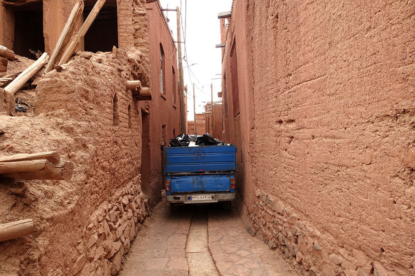 Müllabfuhr im historischen Dorf Abyaneh/Iran. Ich musste mich in einen Hauseingang stellen, damit der Pickup vorbei passte. Das ganze Dorf ist so eng.