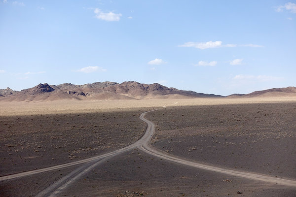Blick von der Khargushi Caravanseray. So bin ich mehrere Stunden unterwegs gewesen, meist war der Weg weicher Sand. Die Caravanseray steht in einer Einöde an einer typischen Nord-Süd/Ost-West Kreuzung. Iran.