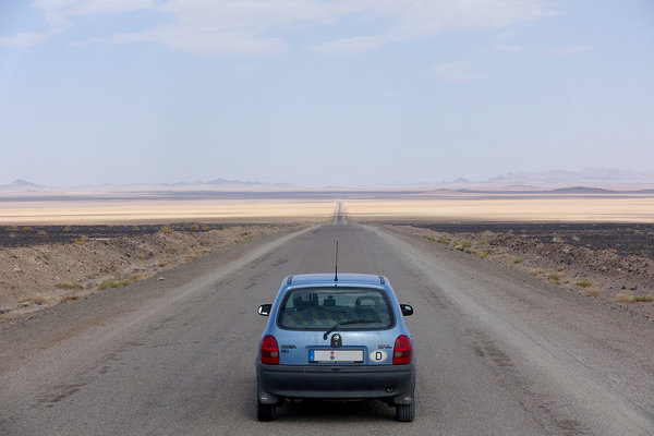 ewiges Geradeaus - beeindruckendes Nichts! Und ich war völlig allein unterwegs. Über mehrere Stunden habe ich kein anderes Auto und keinen Menschen gesehen. Iran.