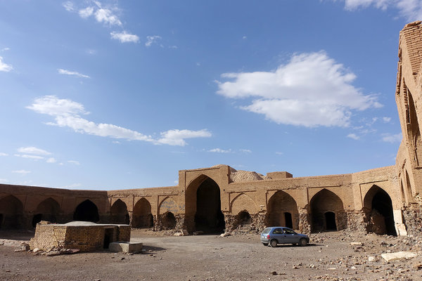 Khargushi Caravanseray. Mitten im Nichts zerfällt langsam diese historische Raststation. Iran.