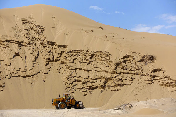 Varzaneh Wüste. Hier zum Größenvergleich der Höhe der Dünen. Das vorige Bild ist auf der anderen Seite dieser Düne aufgenommen. Ganz schön hoch... Iran.