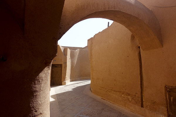 Yazd. Innenstadt Gasse. Historisch, eng. Trotzdem wird hier mit Pickup Trucks durchgefahren, wie man an den Spuren an der Wand deutlich sieht. Die Wege waren oft auch nur Sand und auch enger - dann fühlte es sich an wie auf Tatooine.  Iran.