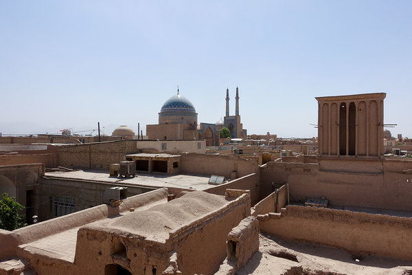 Yazd. Blick über die Dächer der historischen Innenstadt von meinem Hotelzimmerdach aus. Silk Road Hotel. Sehr nett, falls ihr mal da seid. Treffpunkt vieler ausländischer Reisenden. Rechts der Aufbau ist etwas, das ich sehen wollte. Das ist ein Windfang, der in Verbindung mit unterirdischen Wasserkanälen eine natürliche Klimaanlage bildet. Völlig ohne Strom und Technik. Super nachhaltig und schon seit Jahrhunderten im Einsatz. Ist auch nötig, denn Yazd ist von Wüste umgeben. Iran.