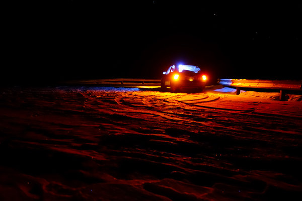 Straßenverhältnisse: Pause am Straßenrand im Schnee