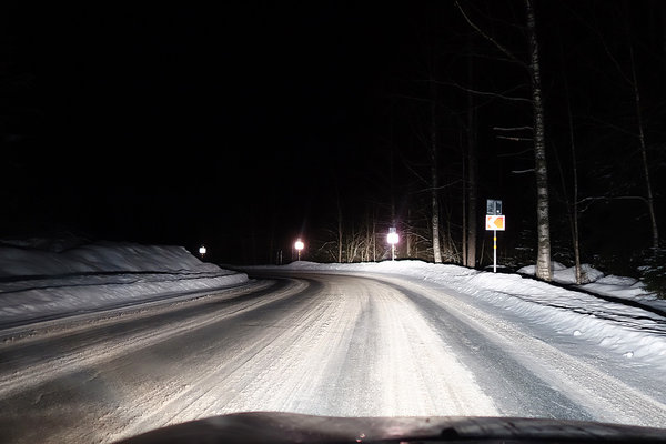 Straßenverhältnisse: nächtliche Straße in Karelien. Ein Hoch auf die Spikes!