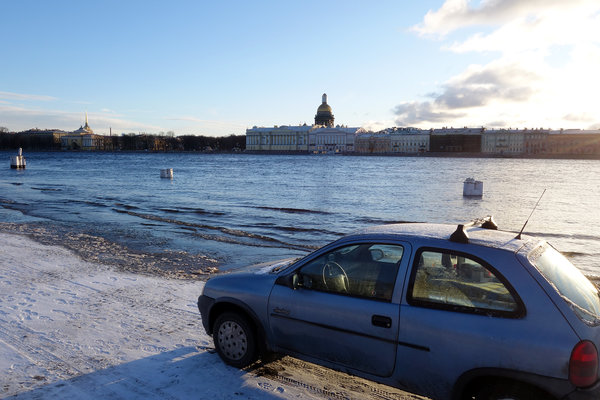 St. Petersburg: Am Ufer der Neva, Isaac Kathedrale im Hintergrund