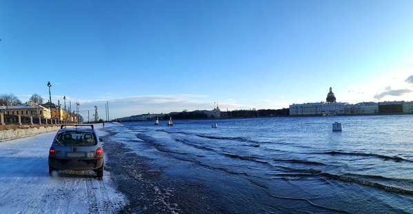 St. Petersburg: Am Ufer der Neva, ganz hinten sieht man die Ermitage