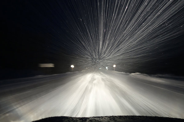 mit Zusatzfernscheinwerfern im Schneetreiben