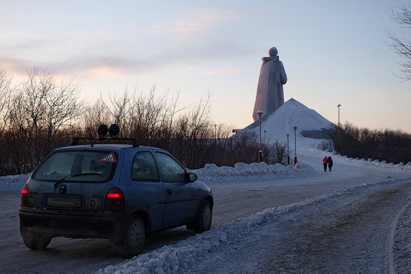 Murmansk: Aljosha. Murmansk ist &quot;Heldenstadt&quot;, da sie im 2. Weltkrieg nicht eingenommen worden ist. Dafür ist dieses Denkmal. Es sind die ersten Tage nach der Polarnacht, deswegen ist auf diesem Hügel viel Betrieb.
