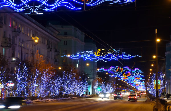 Murmansk: Lenin Prospekt. Fast die ganze Stadt ist in der dunklen Jahreszeit so hell erleuchtet.