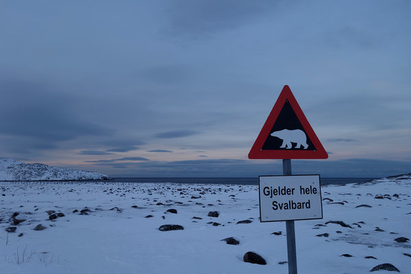 &quot;gilt auf ganz Spitzbergen&quot; :) Das Schild hat wohl ein humorvoller Norweger dort aufgestellt