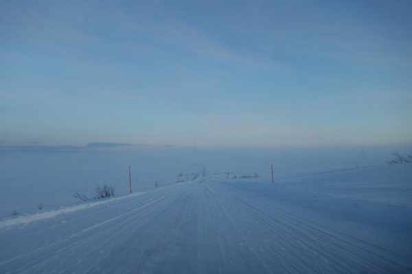 durch die Polarwüste (Gute Stimmung zur Mittagszeit in der Polarwüste. Ein kurzer unbearbeiteter Ausschnitt der gleichen Stelle von meiner dash cam: https://youtu.be/dvGRxdD4P6g)