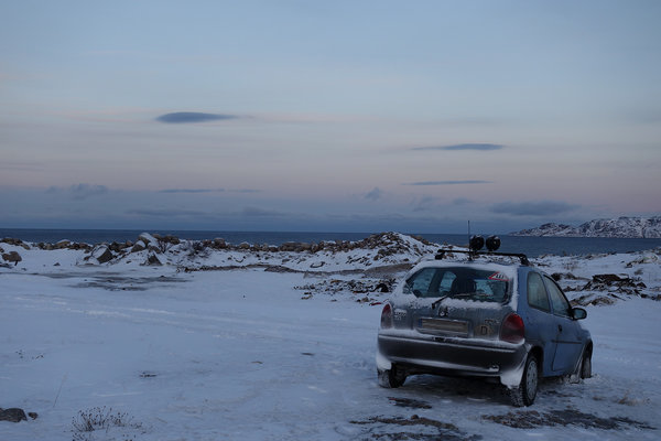 Corsa mit Blick Richtung Barentssee und Nordpol - vorn feststeckend im Schnee :)