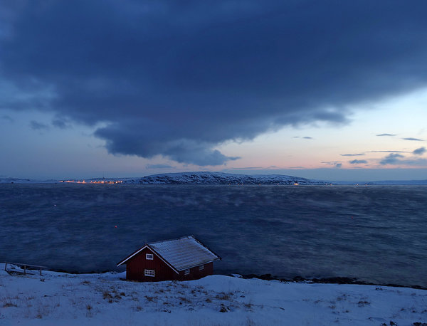 dampfender Porsangerfjorden. Das Wasser ist wärmer, als die Luft.