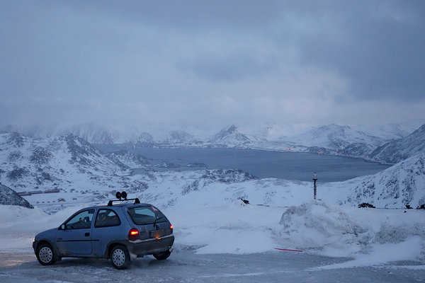 Am gegenüberliegenden Ufer kann man mit etwas Fantasie die Landebahn des Flughafens Honningsvåg erkennen.