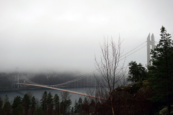 Hardanger Brücke. An beiden Enden der Brücke kommt man aus einem Tunnel viele Meter über dem Fjord direkt auf die Brücke. Cooler Moment :)