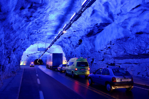 Im Stau im Lærdalstunnel. Zw. km 6-12 (von 24,5km) gab es eine Baustelle. Dafür schön illuminiert :)