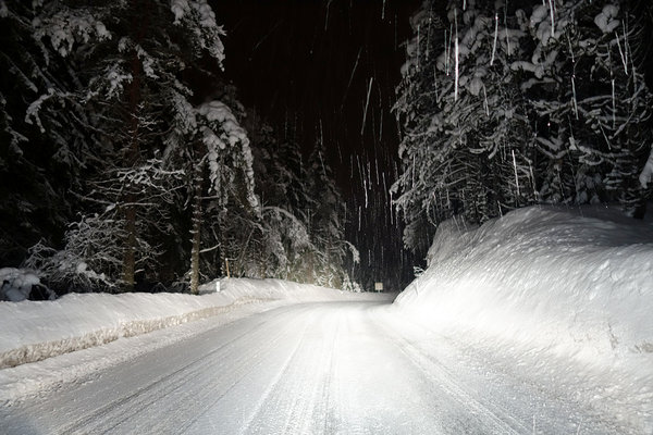 Irgendwo bin ich in der Nacht einen SerpentinenPass hoch. Frisch verschneit. Hier haben die Räder sogar im 3. Gang ab und zu durchgedreht. Spaaaaannnnend zu fahren :o