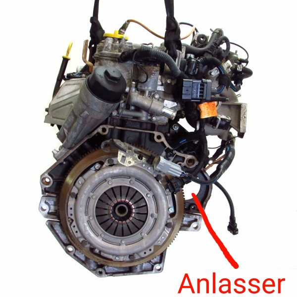 Hinter dieser Öffnung sitzt längs der Anlasser und greift mit seinem Ritzel in die Schwungscheibe des Motors