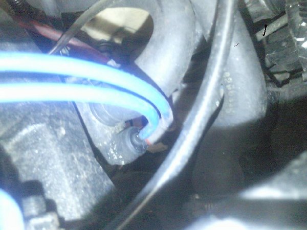 Der Obere Schlauch geht an den Anschluss den du in Deinem Bild zeigst, und der untere an die Druckdose direkt hinterm Ventildeckel. Das ganze sitzt links unter der Ansaugbrücke wobei noch ein Wasserschlauch an den Wärmetauscher geht...
