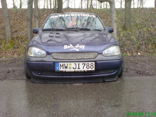 Das Pic find ich mit am geilsten :) Das ist bei mir auf der ehemaligen Arbeit und ich muss sagen mein auto war der einzigste der so Tief war dort :)<br />Das bild ist schon über ein 1 Jahr her da hatte mein Corsa noch ein 1,0l 12V Motor von ecotec drin mit 54ps bis irgendwann nichts mehr. Da kam ich nur noch mit 50-60kmh de Berge hoch und lustig wars auch nicht. Beim Ausbau hatten wir dann Festgestellt das die Zylinderkopfdichtung hinüber war und der sprit roch nicht wie super sondern wie 1:50 und ebenso die Zündkerzen, Lamdasonde und Krümmerdichtung waren so verkalkt das ging auf keine Kuhhaut. Seitdem hab ich einen 1,4 16V mit 90ps aus´n Tigra a drin. und ich muss sagen ich freu mich immernoch rießig wen ich mit mein Corsa fahre könnte zwar mehr Leistung sein aber naja wird noch.