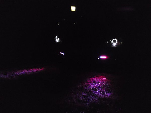 So schaut mein Corsa bei Nacht aus mit Pranzilights marke eigenbau da sich ja mein Freund sich so Led umbauten zum Hobby gemacht hat :)<br />Naja mal schauen wie der Corsa nach dem Umbau aussieht bei nacht. bin ich mal gespannt