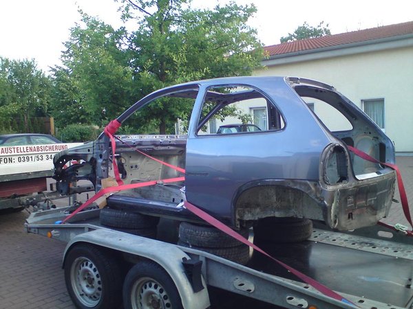 Die blanke Karosse auf´n trailer