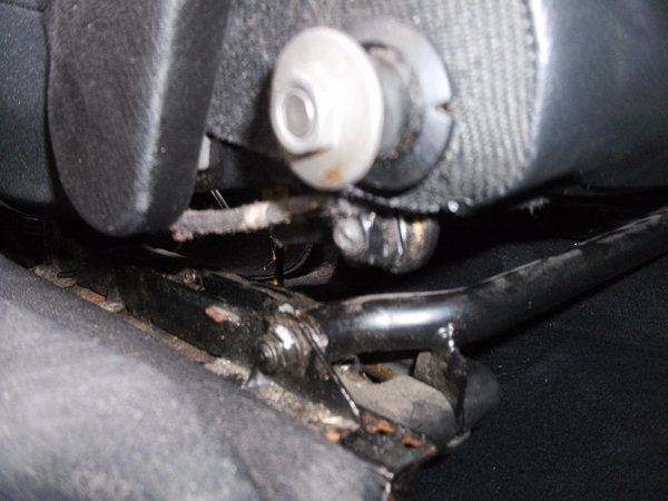 Fahrersitz Gestell abgebrochen 2 KLEIN.jpg