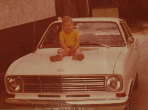Ich auf dem Auto von meinem Dad, natürlich ein OPEL!!! Da war ich ca 1 1/2 Jahre alt...