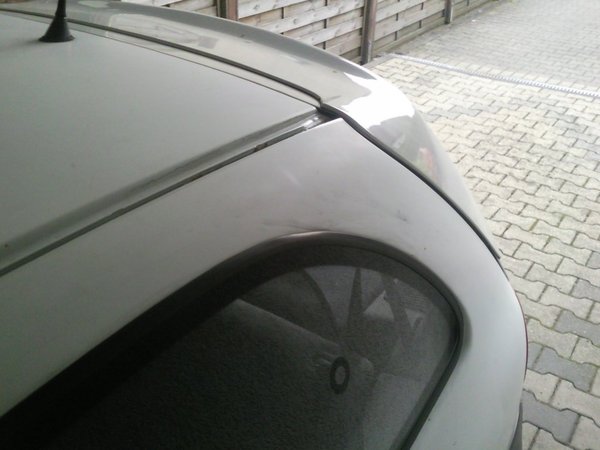 Hier sieht man sehr schön den unterschied zwischen Heckspoiler und Rest. Was man auch sieht ist das die Dichtung der hinteren Scheibe i-wie schwarz abfährt, und die Rotze geht so kacke schwer ab..... unnormal :D