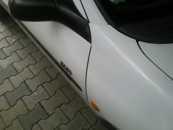 Hier einmal der Kotflügel wo wir schon angefangen haben, zum vergleich sieht man ja den Rest vom Wagen