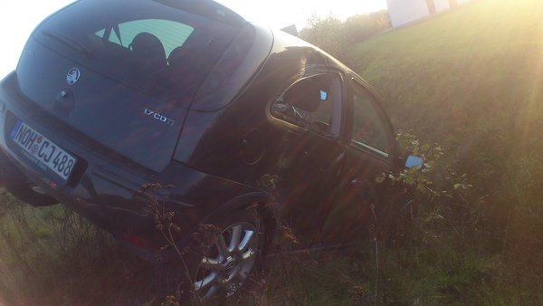 Alter Corsa nach dem Unfall